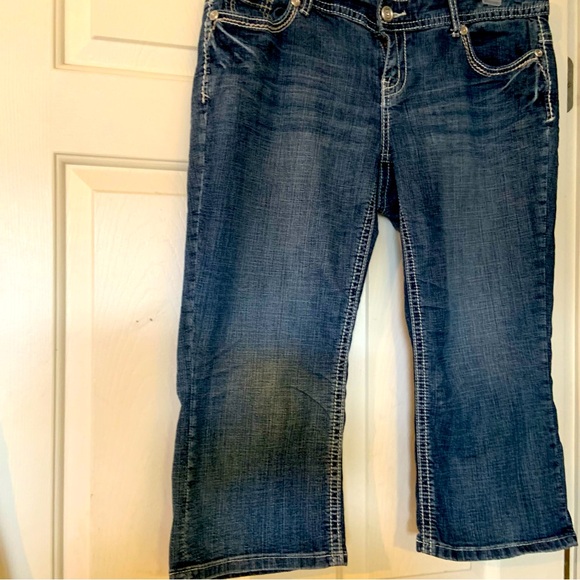 Maurice’s Capris distressed blue size 14, pockets with tan/white stitching. - Picture 1 of 14